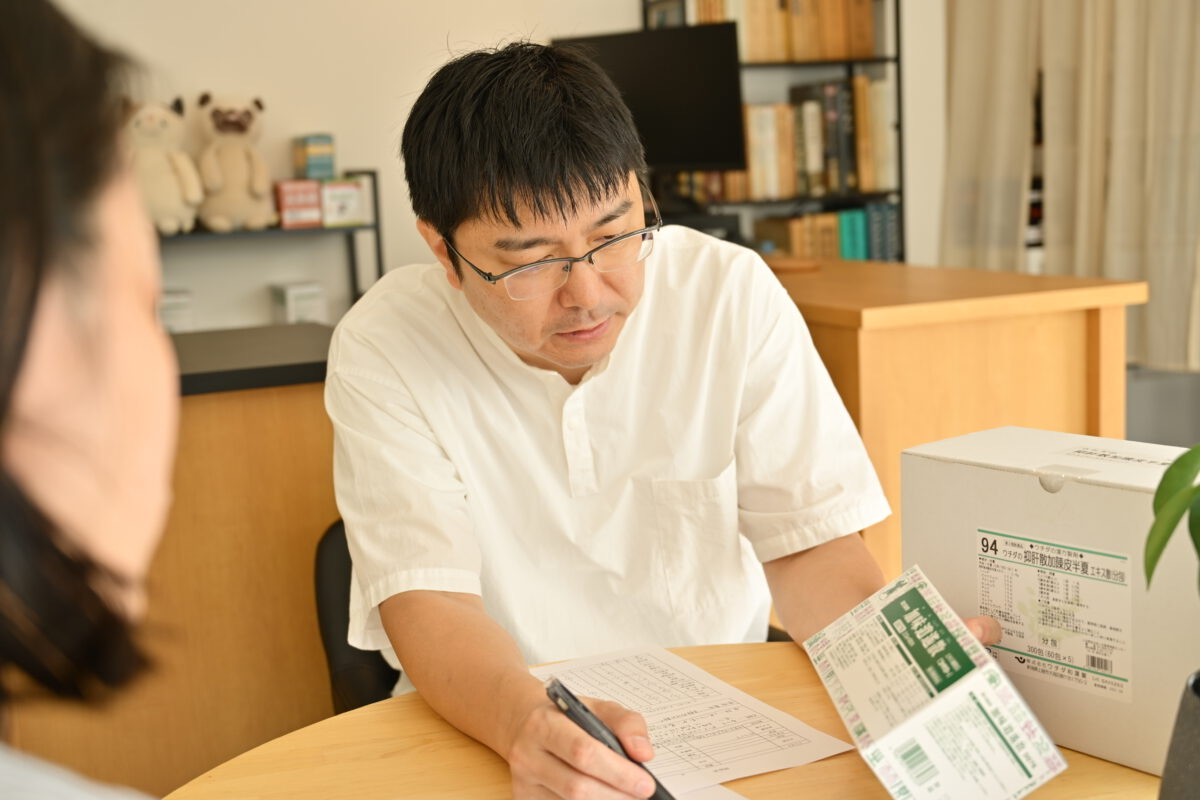 漢方だけを答えにしない。緒形さんが、三鷹で「まちの薬屋さん」を始めるまで